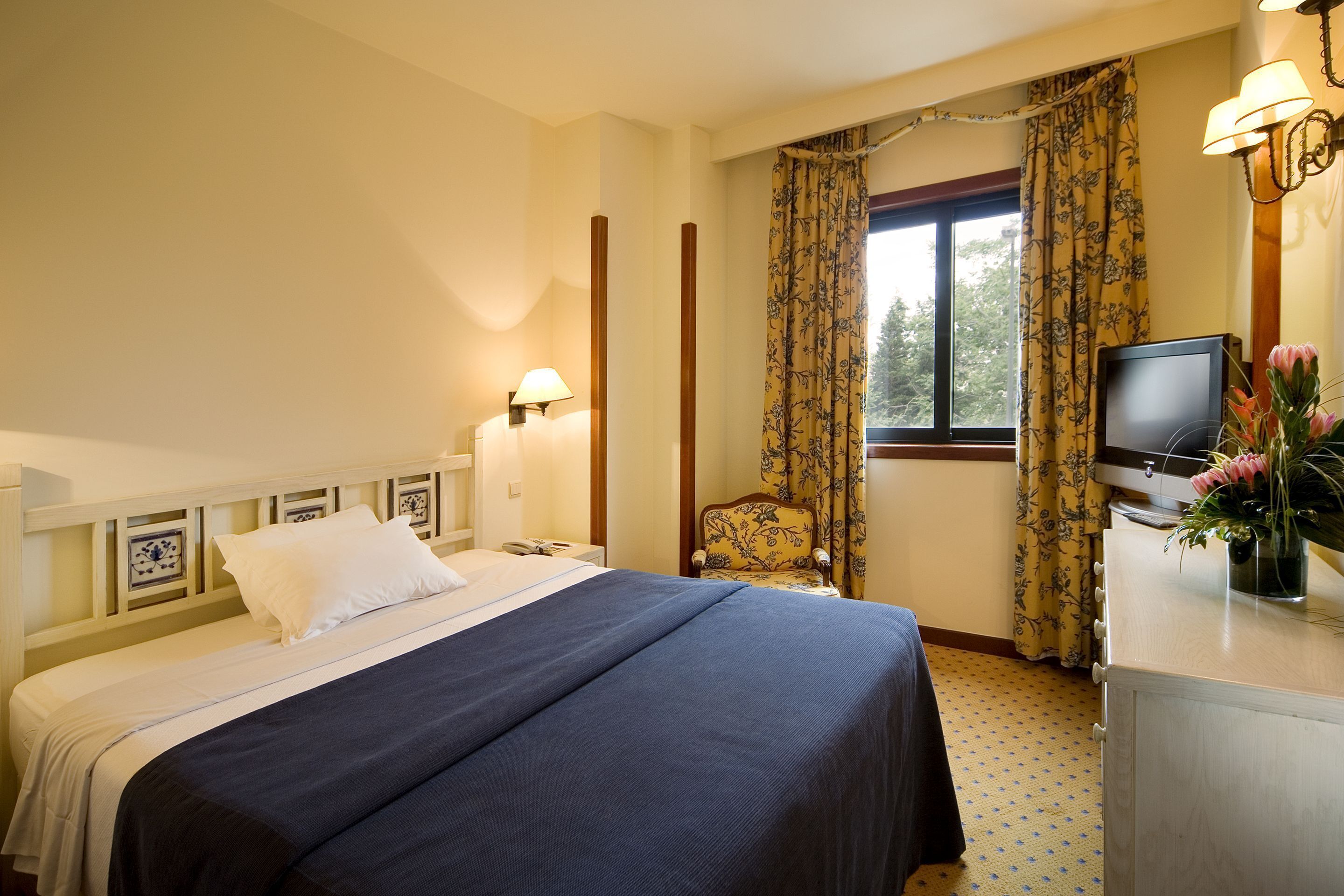 1 slaapkamer, een kluis op de kamer, een bureau