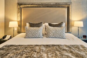 Comfort Room, 1 Double Bed, Non Smoking | Desk, laptop workspace, blackout drapes, iron/ironing board