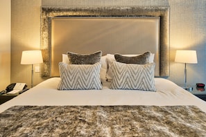 Comfort Room, 1 Double Bed, Non Smoking | Desk, laptop workspace, blackout drapes, iron/ironing board