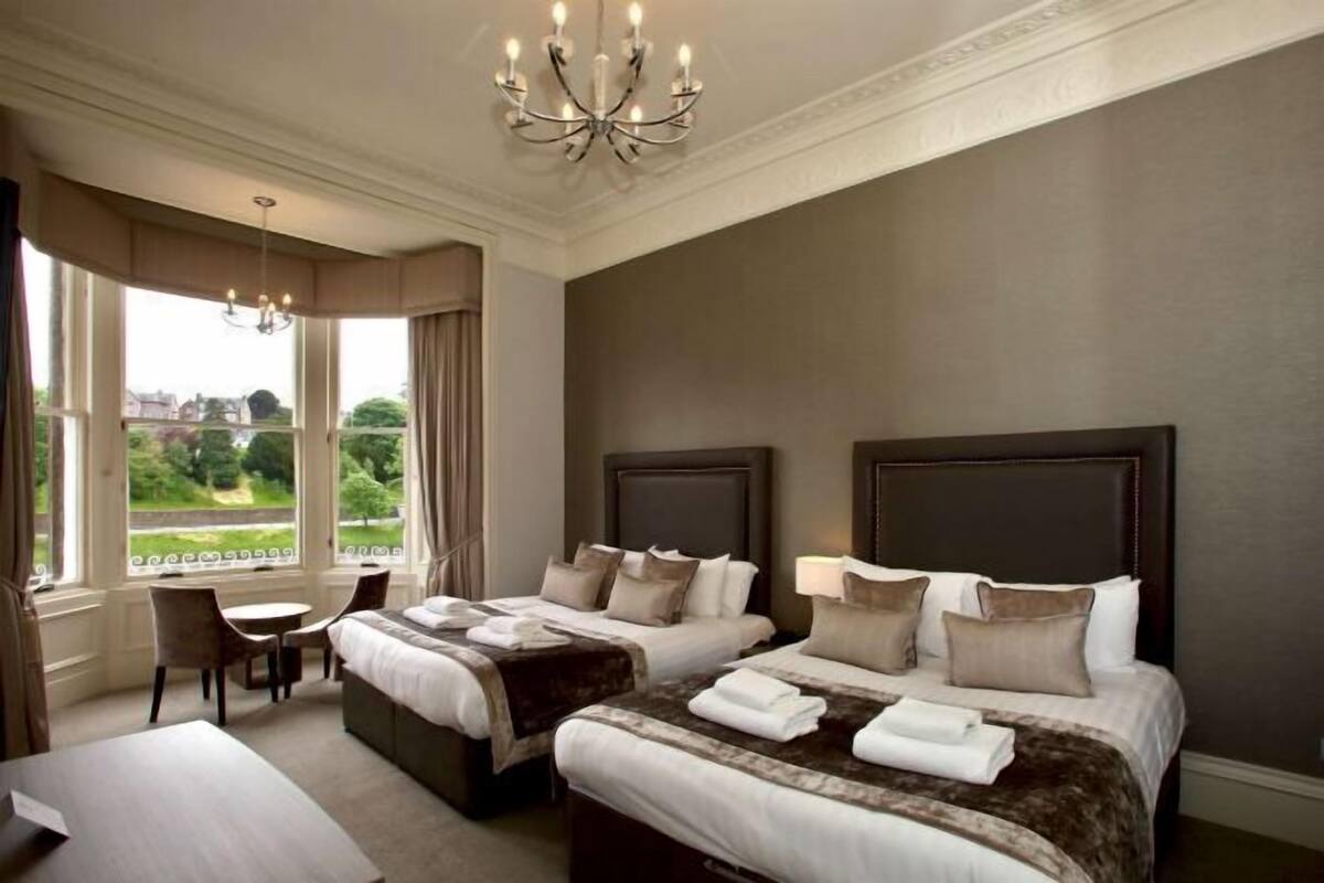 Bàn, khu vực làm việc phù hợp cho laptop, màn/rèm cản sáng