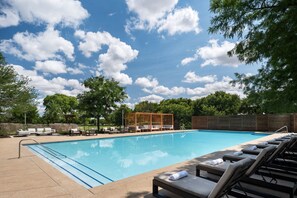 Seasonal outdoor pool, pool umbrellas, sun loungers - Dallas/Ft. Worth Marriott Hotel & Golf Club Champions Circle (Fort Worth)