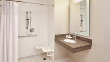 Combined shower/tub, free toiletries, hair dryer, towels