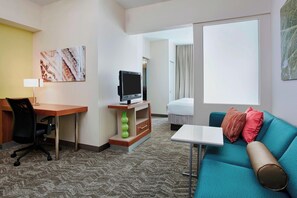 Schreibtisch, laptopgeeigneter Arbeitsplatz, Bügeleisen/Bügelbrett