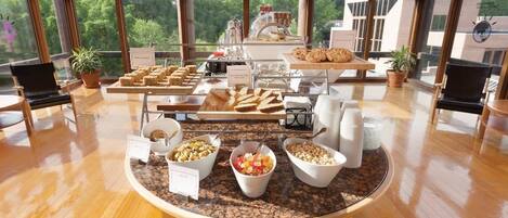 بوفيه فطور يوميًا بتكلفة قدرها (13 USD للشخص)