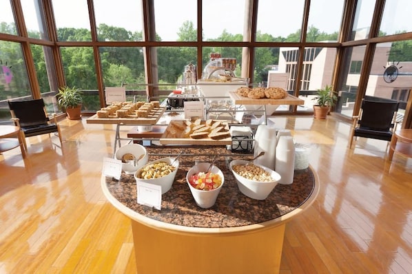 Se ofrece un desayuno bufé todos los días (13 USD por persona)