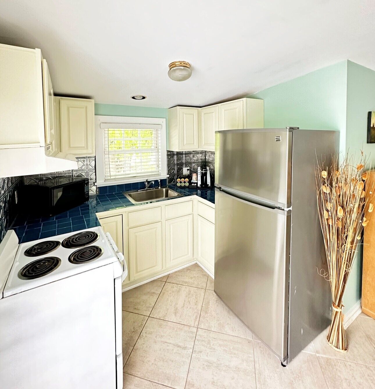 premium suite 1 queen bed - 2nd floor, no elevator | private kitchen