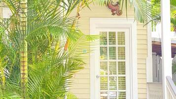 Standard Room, 1 Queen Bed | Free WiFi, bed sheets