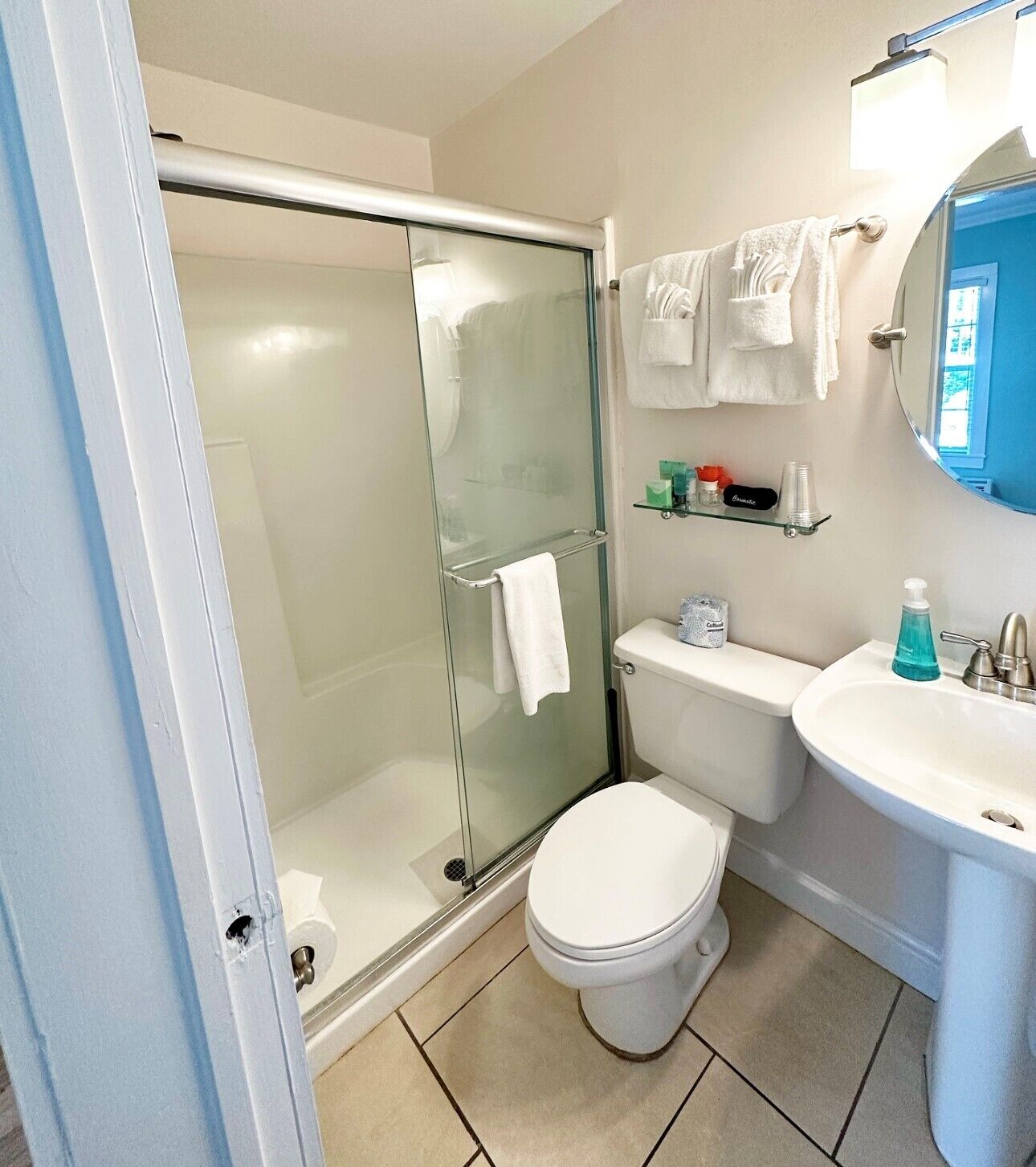 standard room, 1 queen bed | bathroom shower