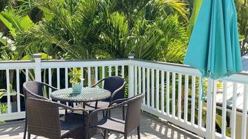 Premium Suite 1 Queen Bed - 2nd Floor, no elevator | Terrace/patio