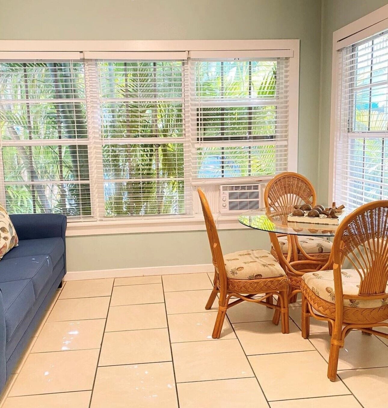 king suite | living area | 40-inch flat-screen tv with cable channels, tv