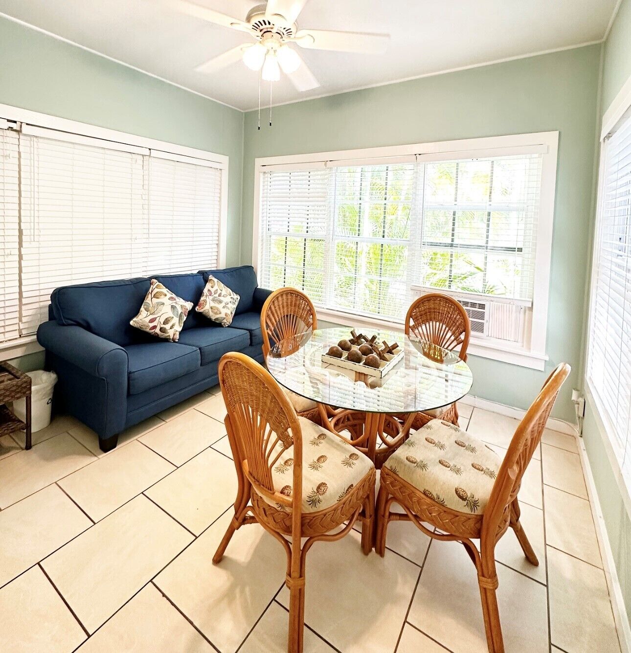 king suite | living area | 40-inch flat-screen tv with cable channels, tv