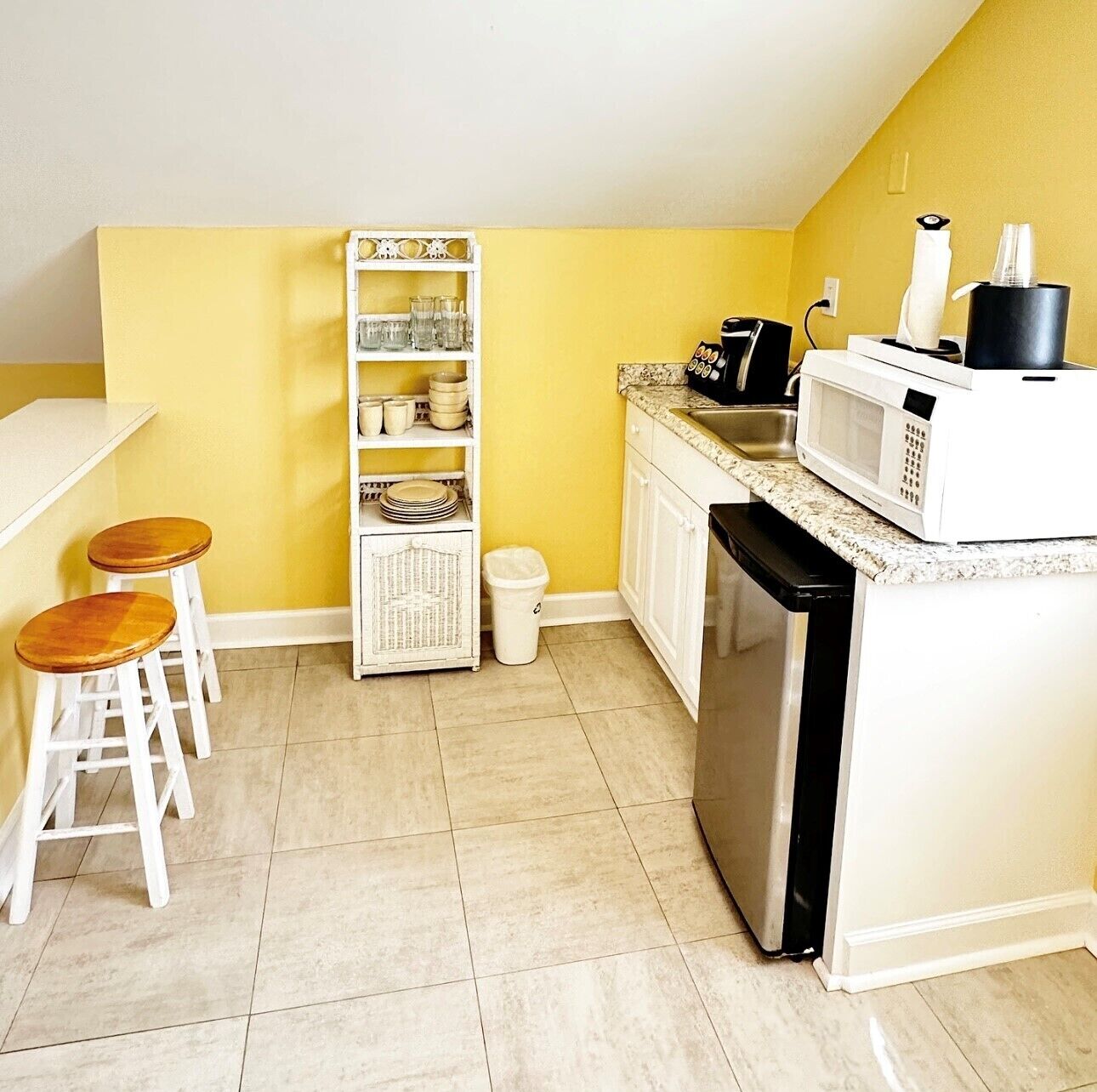 junior king, sleeper sofa, 2nd floor - no elevator | microwave