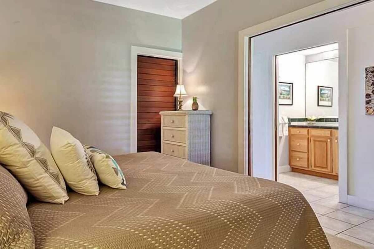 In-room safe, desk, laptop workspace, iron/ironing board