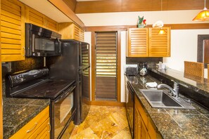 Suite, 1 Bedroom, Garden View | Private kitchen