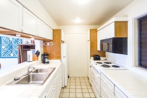 Suite, 2 Bedrooms, Garden View | Private kitchen