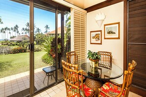 Condo, 1 chambre, au bord de l’océan | Repas dans la chambre