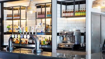 2 bars/lounges