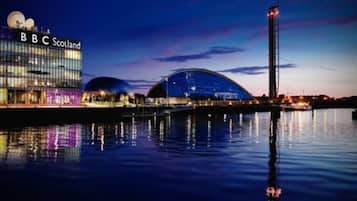Un edificio moderno con el letrero “BBC Scotland” y una gran estructura en forma de cúpula.