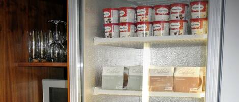 Eine Kühlvitrine mit verschiedenen Lebensmitteln, darunter Fertiggerichte und Gewürzen.