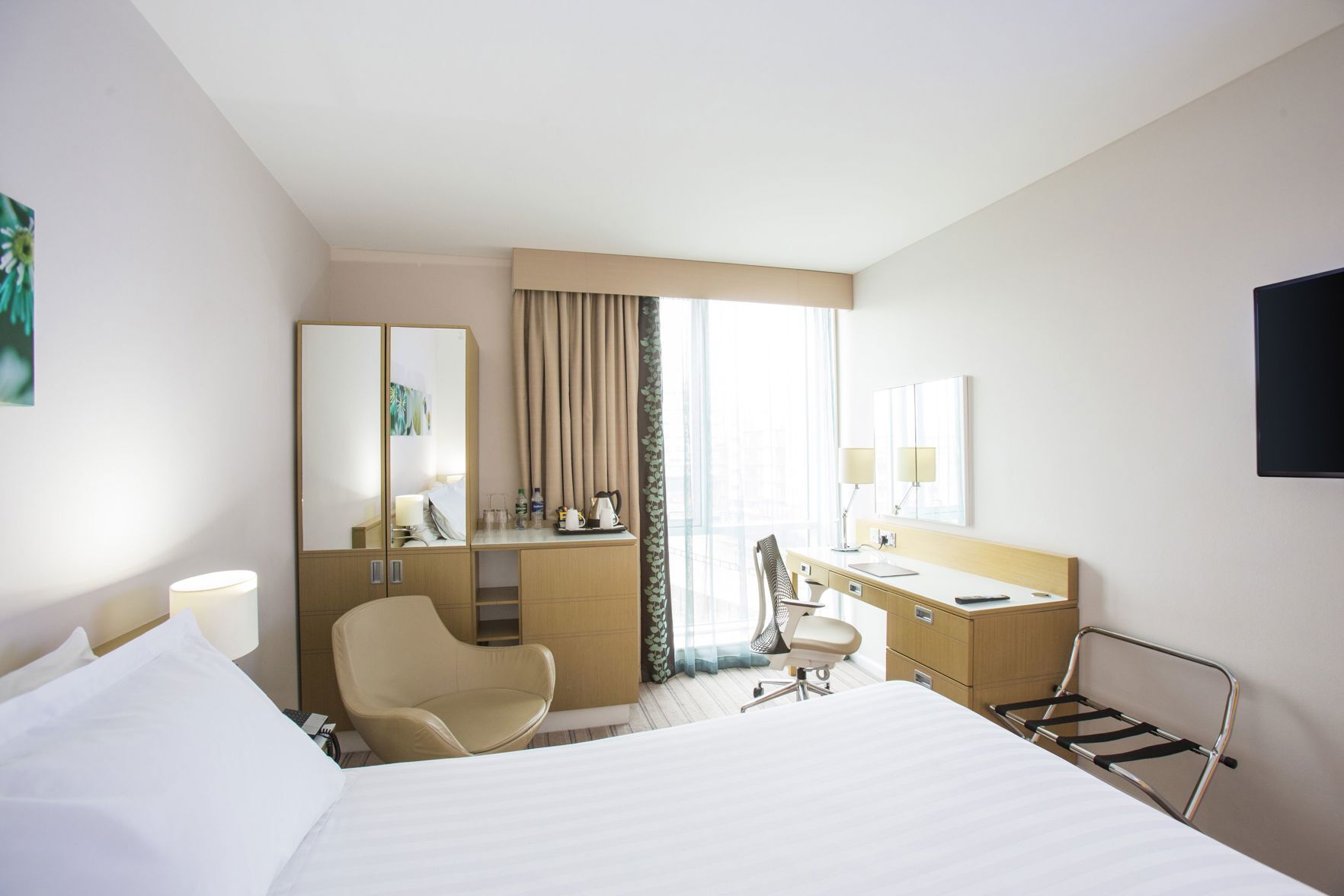 Hypo-allergenic bedding, in-room safe, desk, blackout curtains