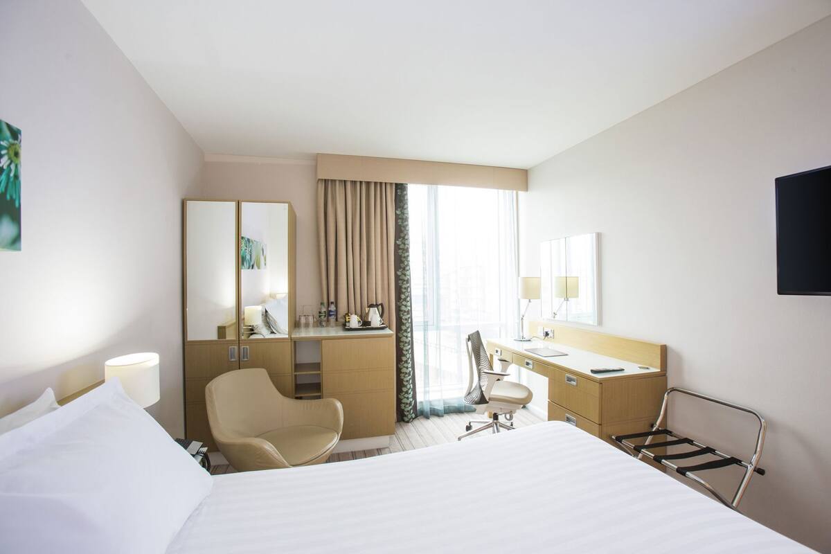 Hypo-allergenic bedding, in-room safe, desk, blackout curtains