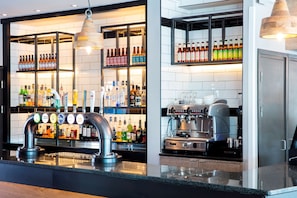 2 bars/lounges