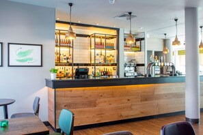 Phục vụ bữa sáng, bữa trưa, bữa tối, nhìn ra biển