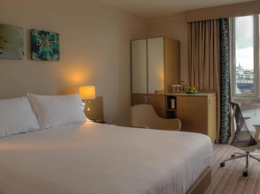 Hypo-allergenic bedding, in-room safe, desk, blackout curtains