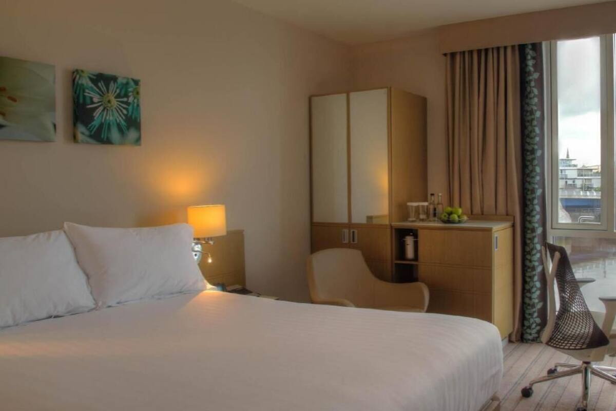 Hypo-allergenic bedding, in-room safe, desk, blackout curtains