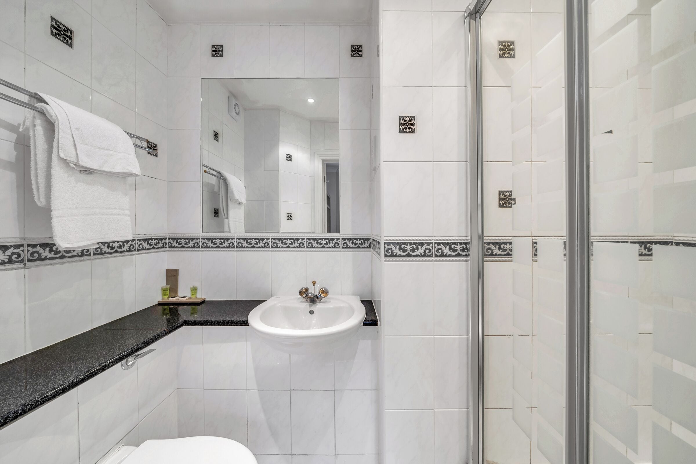 Double Room | Bathroom | Free toiletries, hair dryer, towels