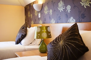 Deluxe Twin Room | Desk, iron/ironing board, free WiFi, bed sheets