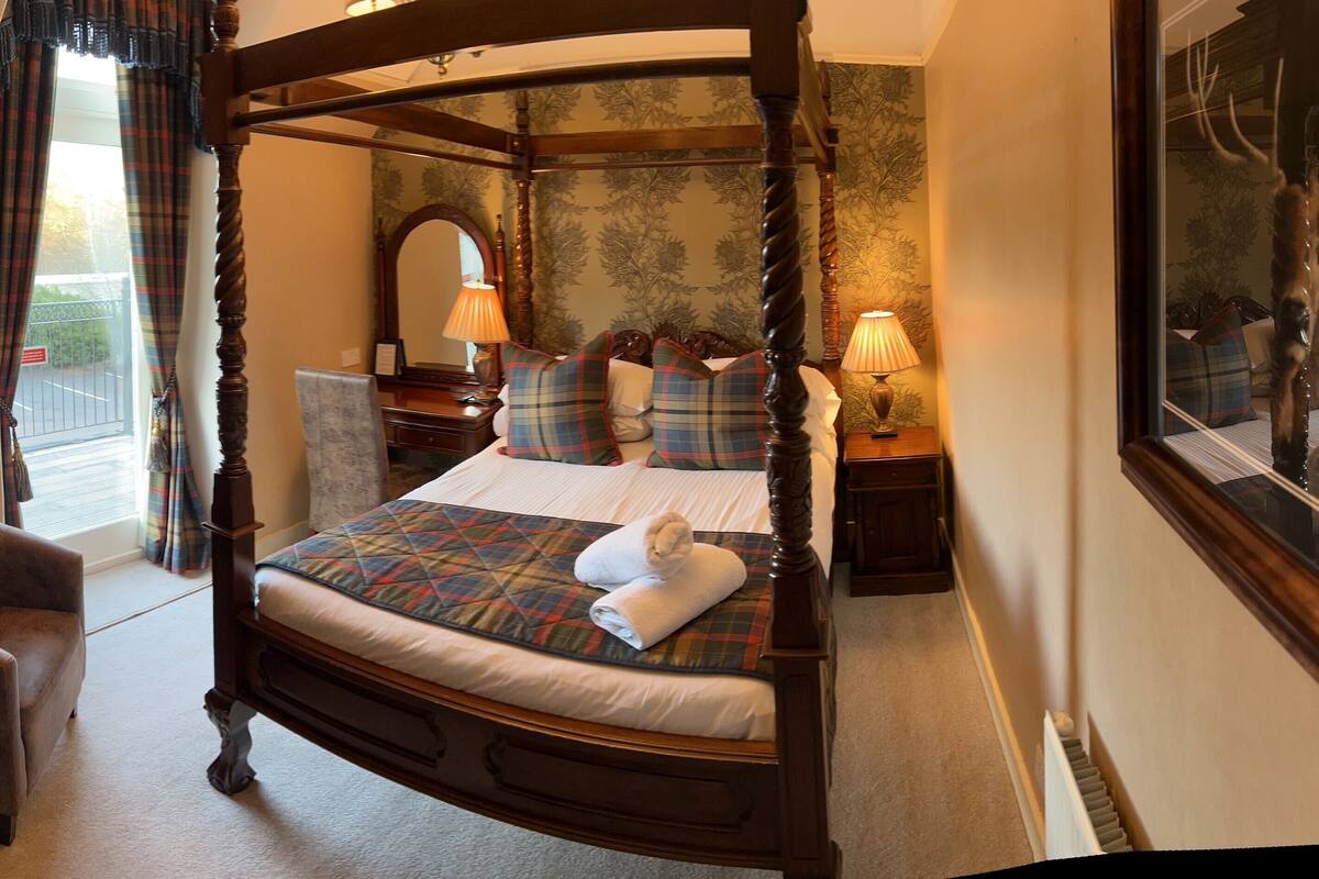 Desk, iron/ironing board, WiFi (free), bed sheets