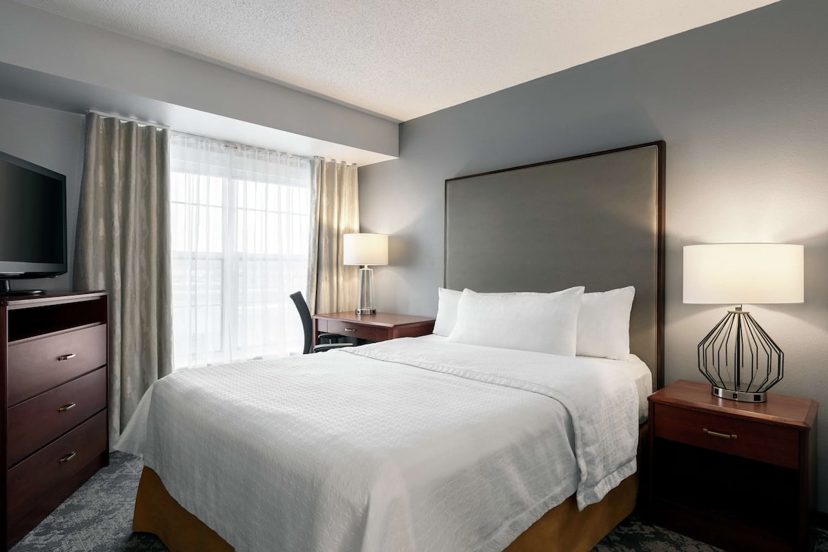 Down duvets, in-room safe, desk, iron/ironing board