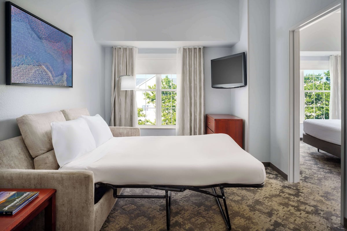Down duvets, in-room safe, desk, iron/ironing board