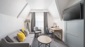 Suite (1 Super King) | Hypo-allergenic bedding, desk, laptop workspace, iron/ironing board