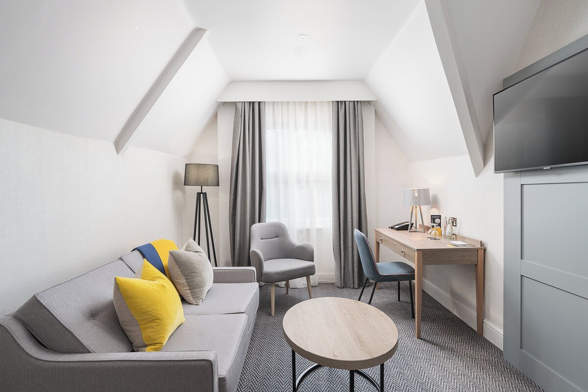 Suite (1 Super King) | Hypo-allergenic bedding, desk, laptop workspace, iron/ironing board