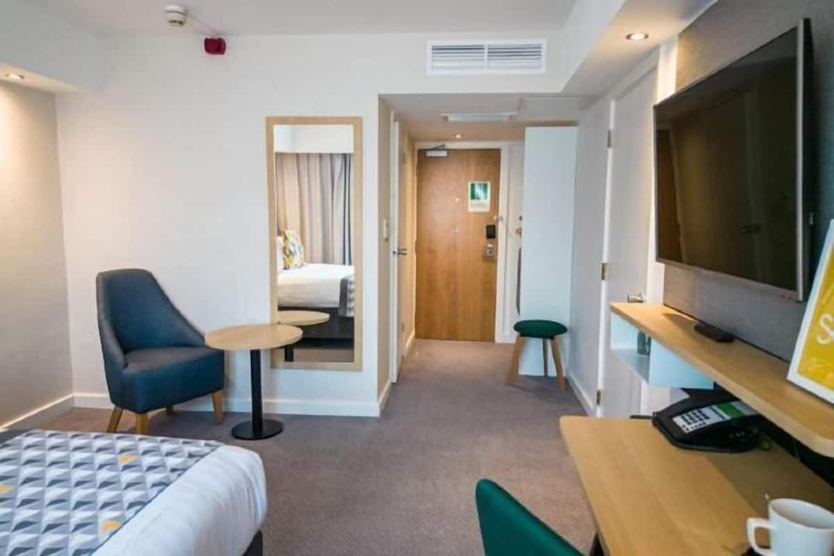 Premium bedding, in-room safe, desk, laptop workspace