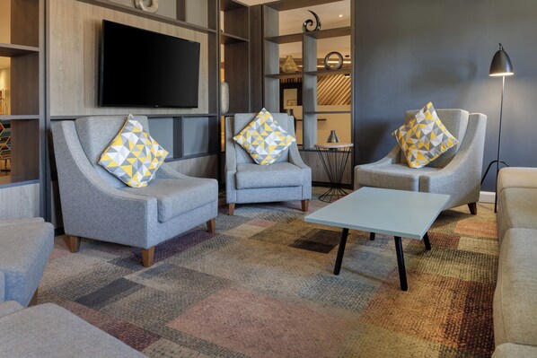 Serves breakfast, lunch and dinner