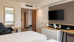 A hotel room with a bed, a desk with a flat-screen TV, a coffee maker, and a telephone. - Holiday Inn Mansfield - Alfreton by IHG (Alfreton)