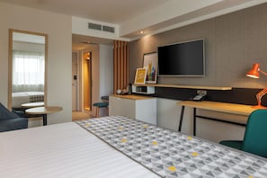 Chambre Prestige, 1 trÚs grand lit | Literie de qualité, coffre-fort, bureau