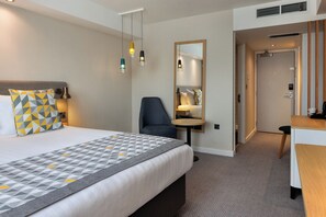 Premium Room, 1 King Bed | Premium bedding, in-room safe, desk, laptop workspace - Holiday Inn Mansfield - Alfreton by IHG (Alfreton)