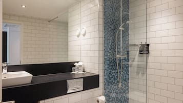 Combined shower/bathtub, deep-soaking bathtub, eco-friendly toiletries