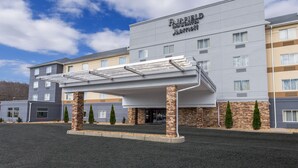 Un hotel Fairfield Inn & Suites Marriott con entrada cubierta, varios pisos y un estacionamiento.
