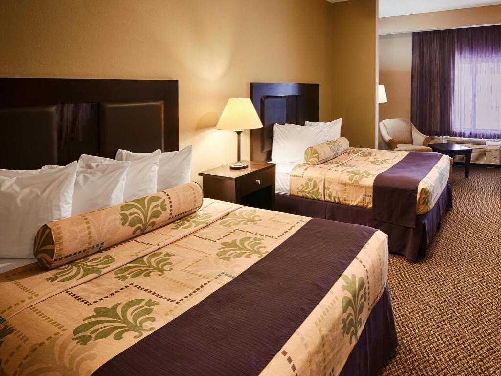 أسرّة بطبقة علوية مريحة ومكتب ومساحة عمل للكمبيوتر المحمول ومكواة/لوح كي