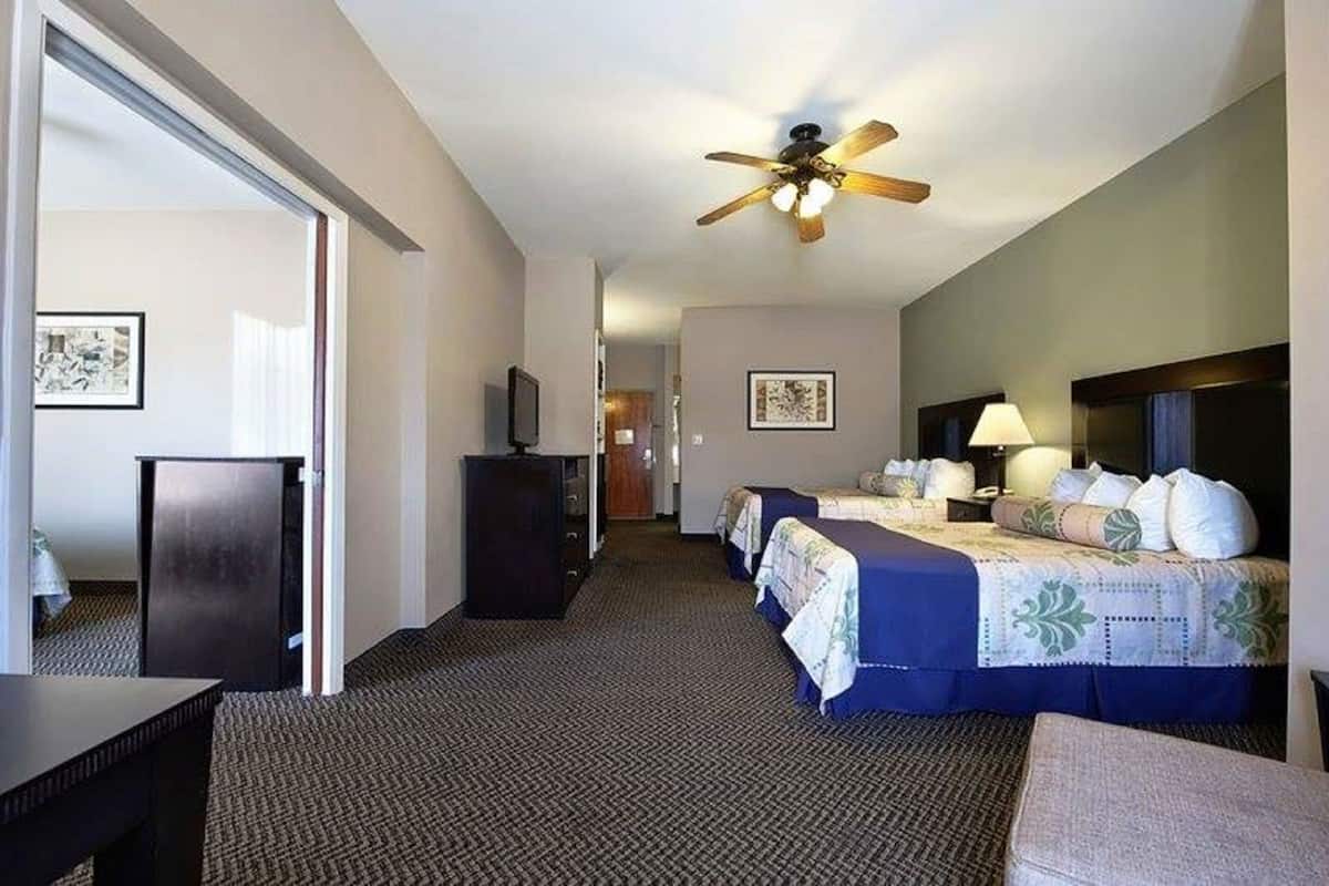 Pillowtop-Betten, Schreibtisch, laptopgeeigneter Arbeitsplatz