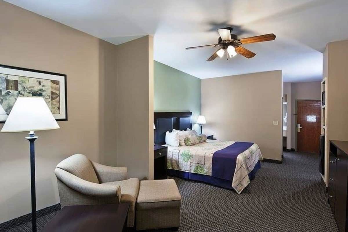 Pillowtop-Betten, Schreibtisch, laptopgeeigneter Arbeitsplatz