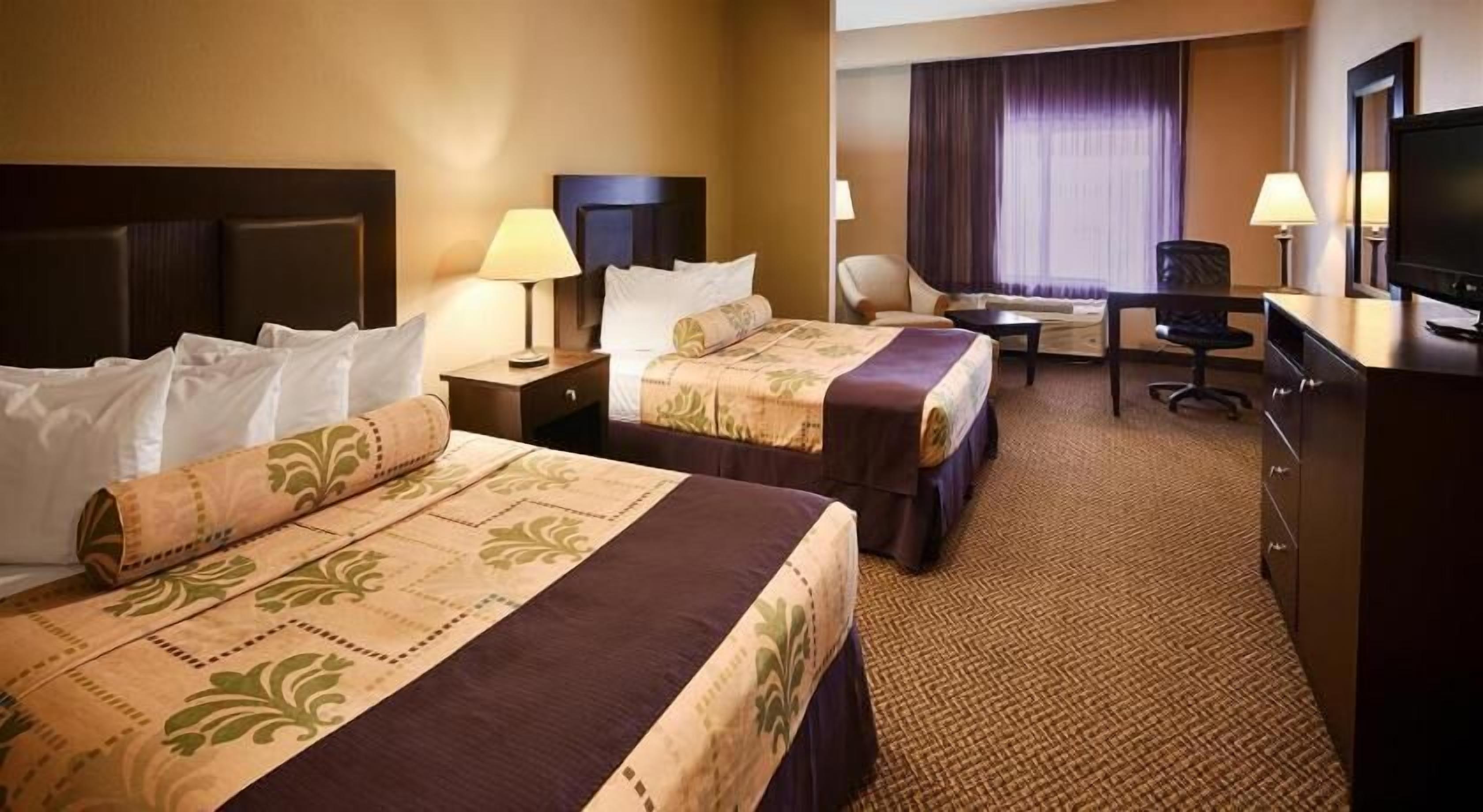 أسرّة بطبقة علوية مريحة ومكتب ومساحة عمل للكمبيوتر المحمول ومكواة/لوح كي