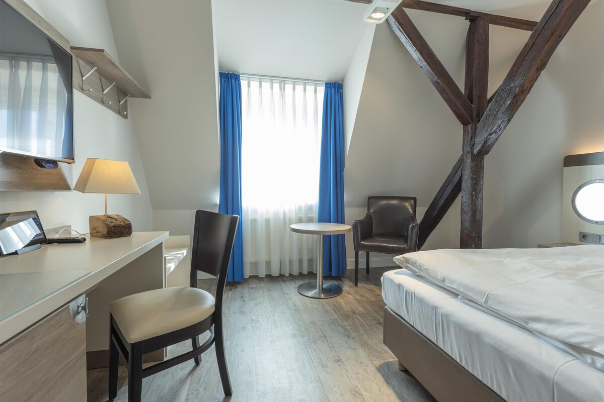 Standard Room, 1 Twin Bed | Premium bedding, in-room safe, desk, laptop workspace
