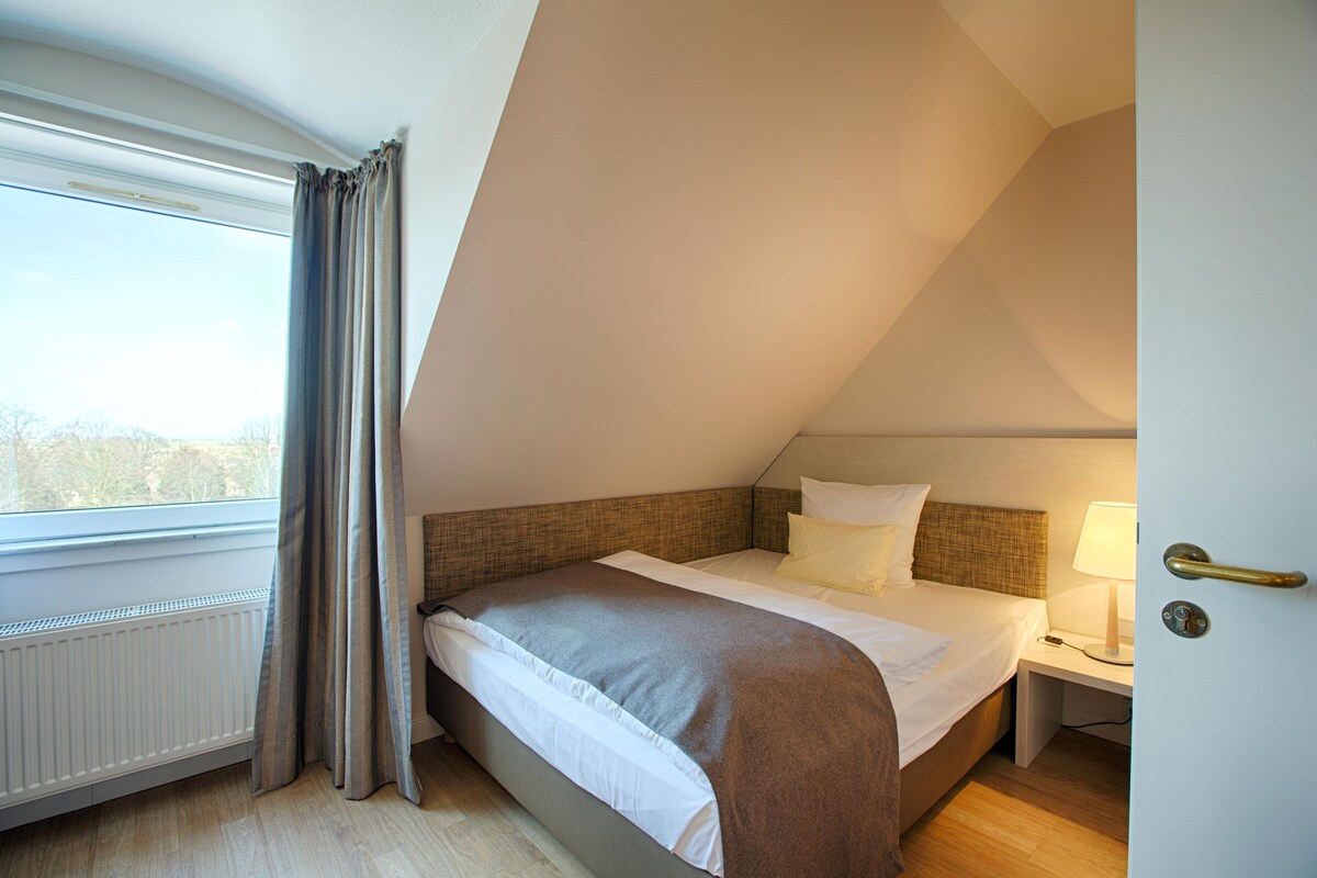 Comfort Room, 1 Queen Bed (Comfort Plus) | Premium bedding, in-room safe, desk, laptop workspace