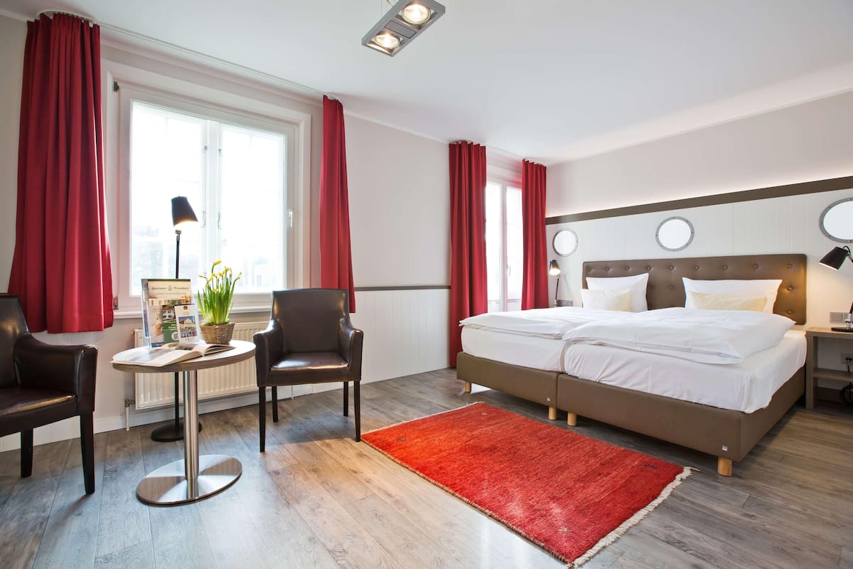 Premium bedding, in-room safe, desk, laptop workspace
